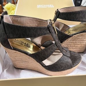 Michael Kors  brown Wedge 😍 🔥